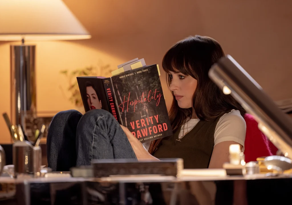 Verity, il nuovo trailer del thriller con Anne Hathaway e Dakota Johnson: al cinema dal 1° ottobre