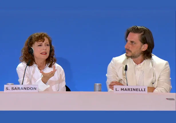 Venezia 83, in concorso “The Echo Chamber”, film dall’ultima sceneggiatura di Bertolucci con Susan Sarandon e Luca Marinelli