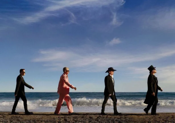 U2, Silencio anticipa Carnaval De Luz. Nuovo album il 13 novembre, in Torn l’ultima registrazione vocale di Dolly Parton