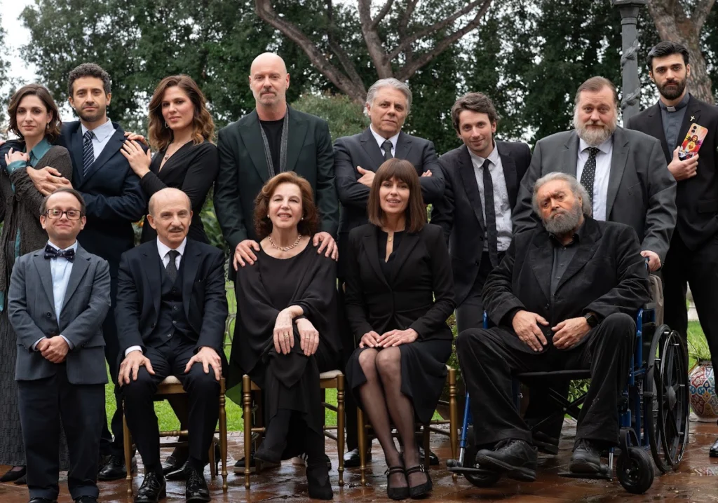 “Un tranquillo funerale di famiglia”: al cinema la scorrettissima black comedy di Massimiliano Bruno (Video)