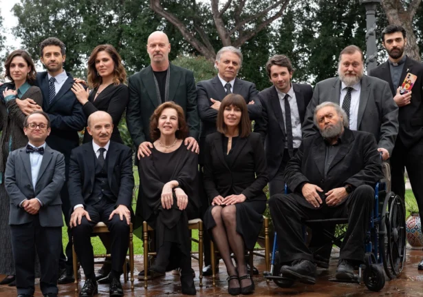 “Un tranquillo funerale di famiglia”: al cinema la scorrettissima black comedy di Massimiliano Bruno (Video)